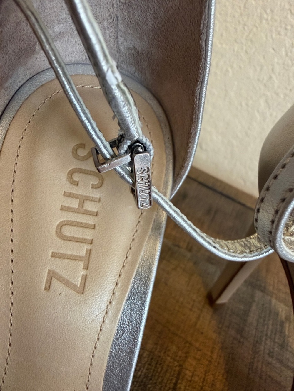 SCHUTZ CADEY-LEE METALLIC SANDAL - Picture 5 of 8